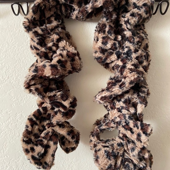 Scarf - Picture 2 of 3